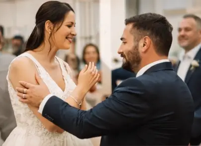 Fotografie profesionala surprinzand emotiile mirilor si invitatilor in timpul ceremoniei de cununie civila in Iasi.