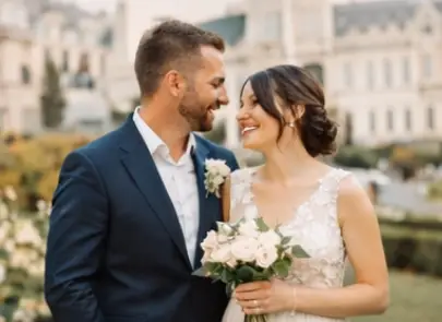 Mini-sesiune foto afara cu mirii, surprinsa profesional cu peisaj si emotii autentice in Iasi.