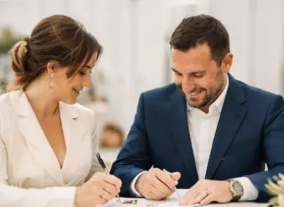 Semnarea actelor la cununia civilă în Iași, surprinsă într-un cadru natural și discret