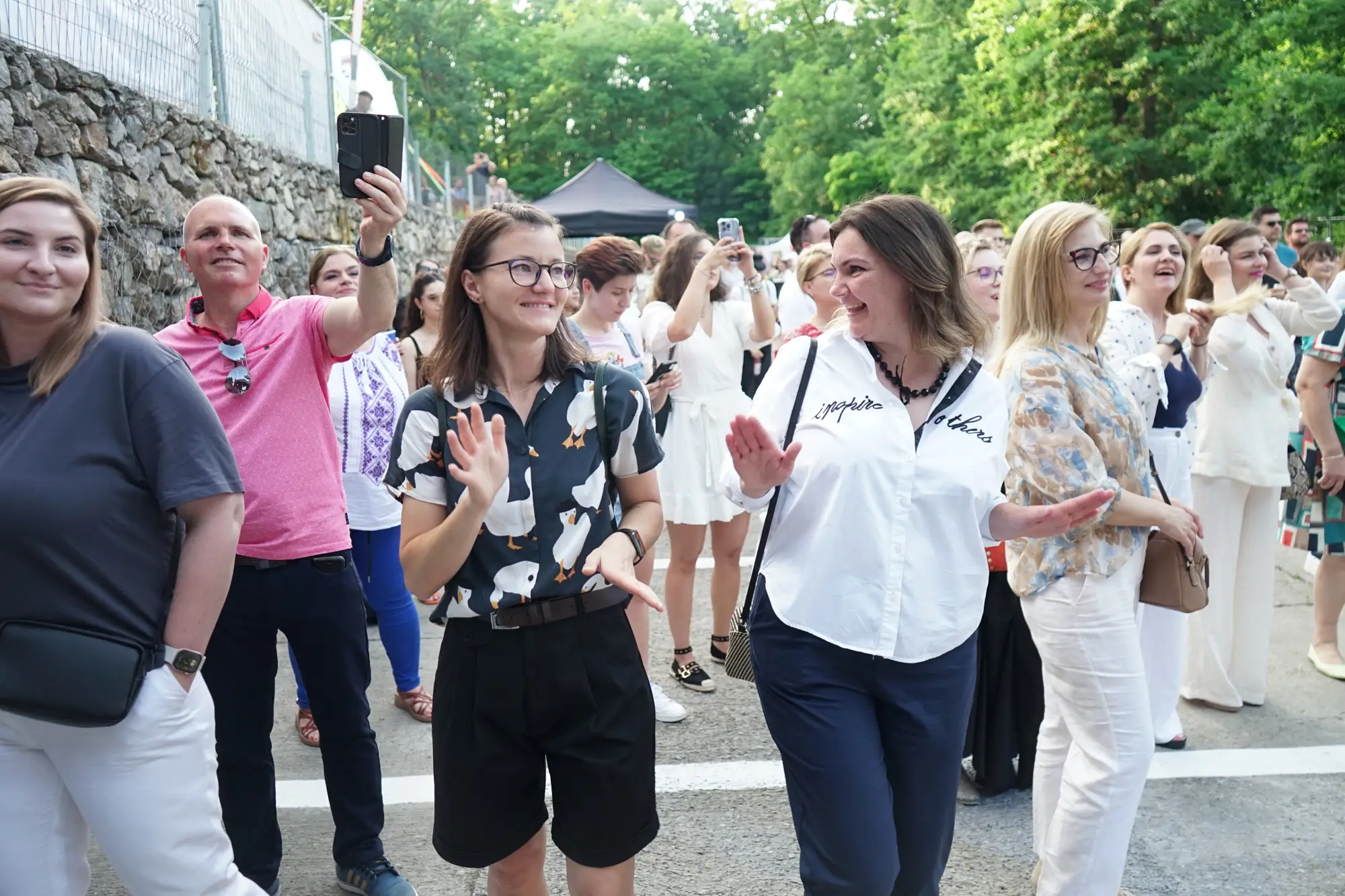 invitati filmind si dansand la FIVE The Sound of Us Iasi fotografie profesionala eveniment