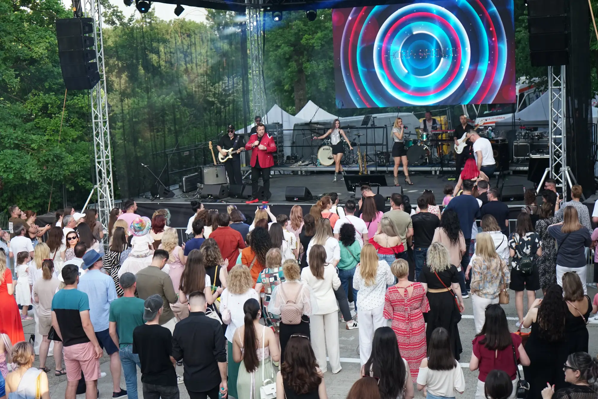 vedere ampla concert FIVE The Sound of Us Iasi public si scena fotografie eveniment