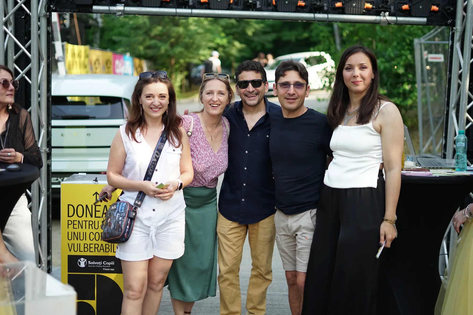 invitati langa zona donatii Salvati Copiii FIVE Iasi fotografie eveniment caritabil