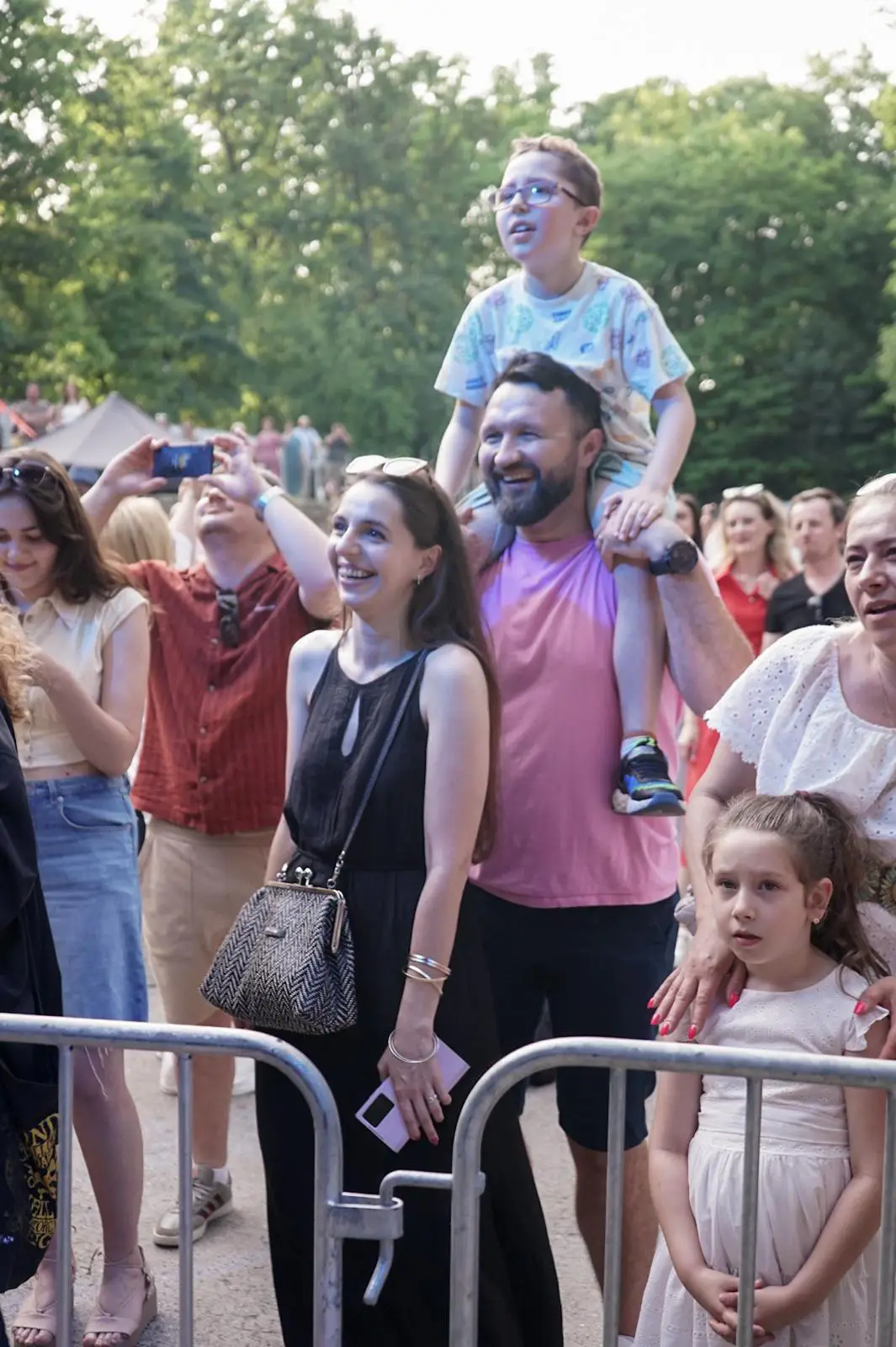 familie participand la concert FIVE The Sound of Us Iasi fotografie eveniment caritabil