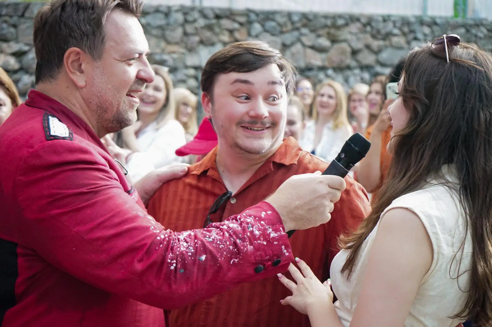 Horia Brenciu interactionand cu publicul la FIVE The Sound of Us Iasi fotografie eveniment caritabil