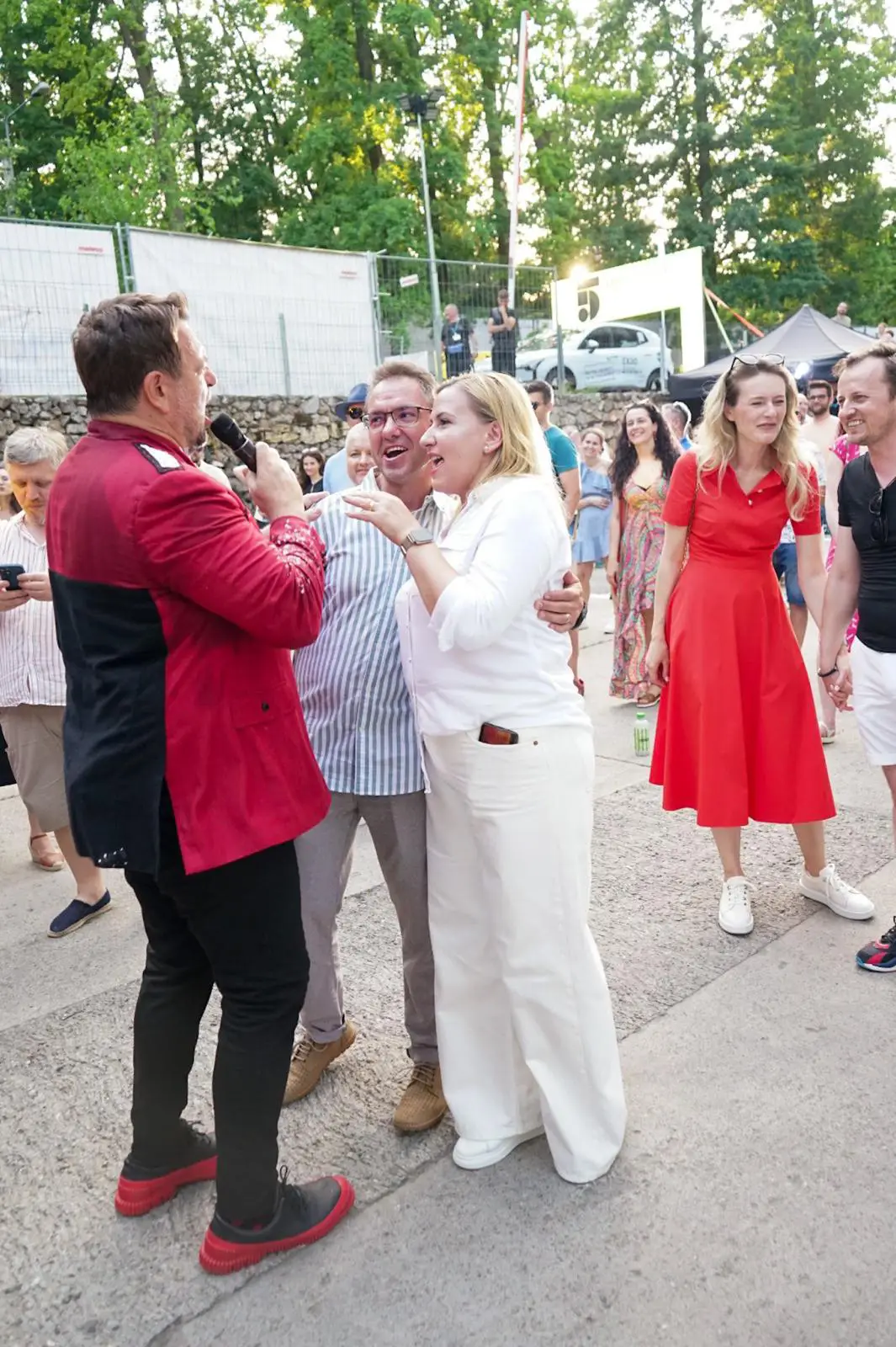 Horia Brenciu interactionand cu publicul la FIVE The Sound of Us Iasi concert caritabil pentru sustinerea educatiei copiilor