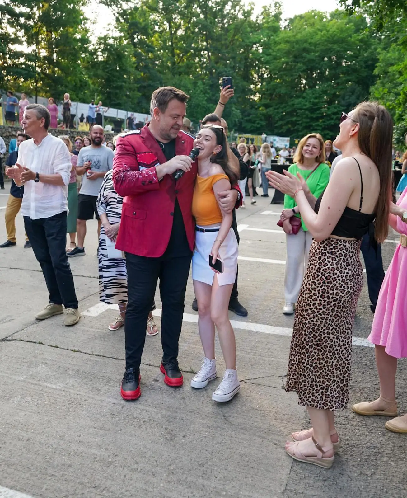 Horia Brenciu cantand alaturi de public la FIVE The Sound of Us Iasi fotografie eveniment caritabil