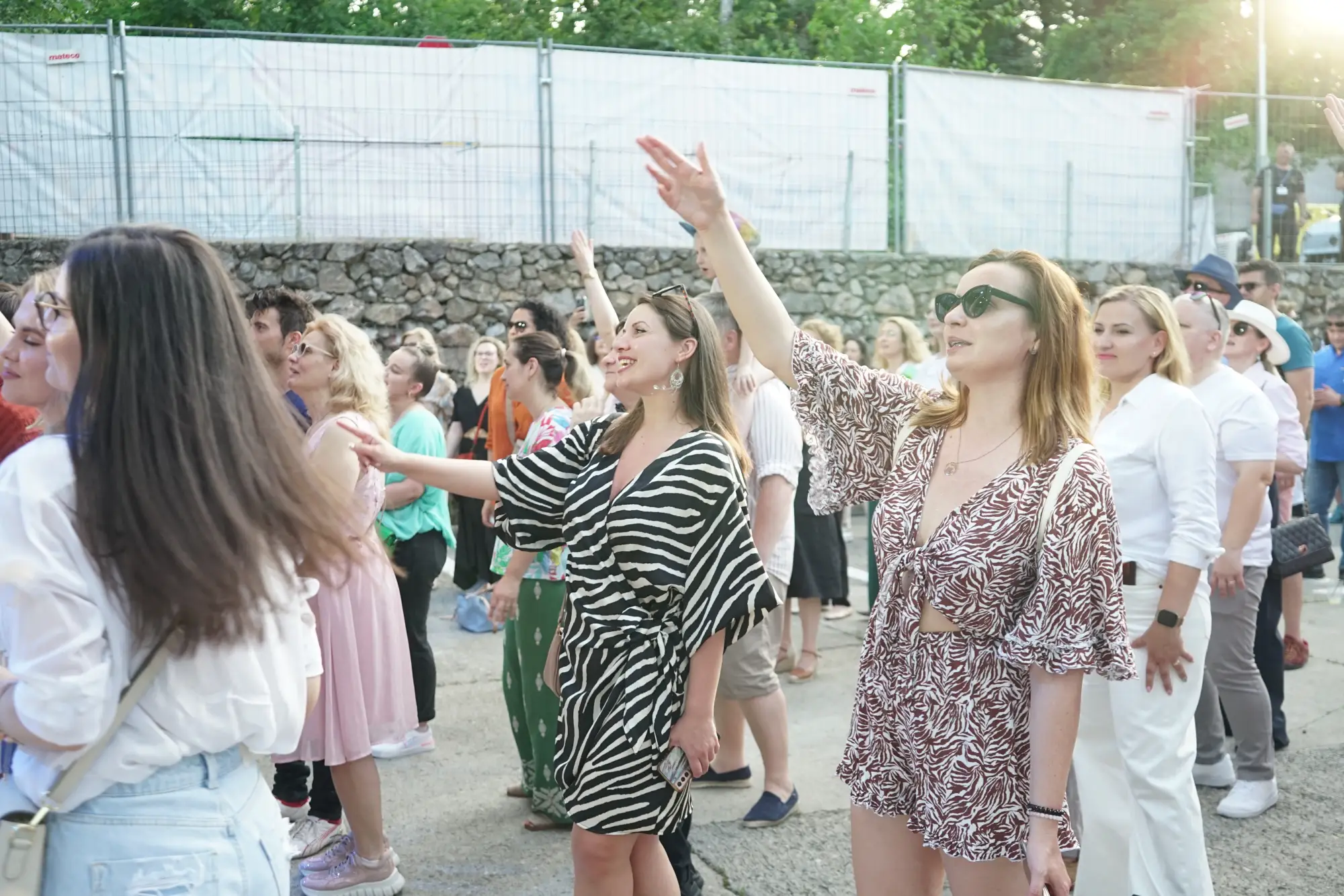 public participand la concertul caritabil FIVE The Sound of Us Iasi fotografie eveniment outdoor