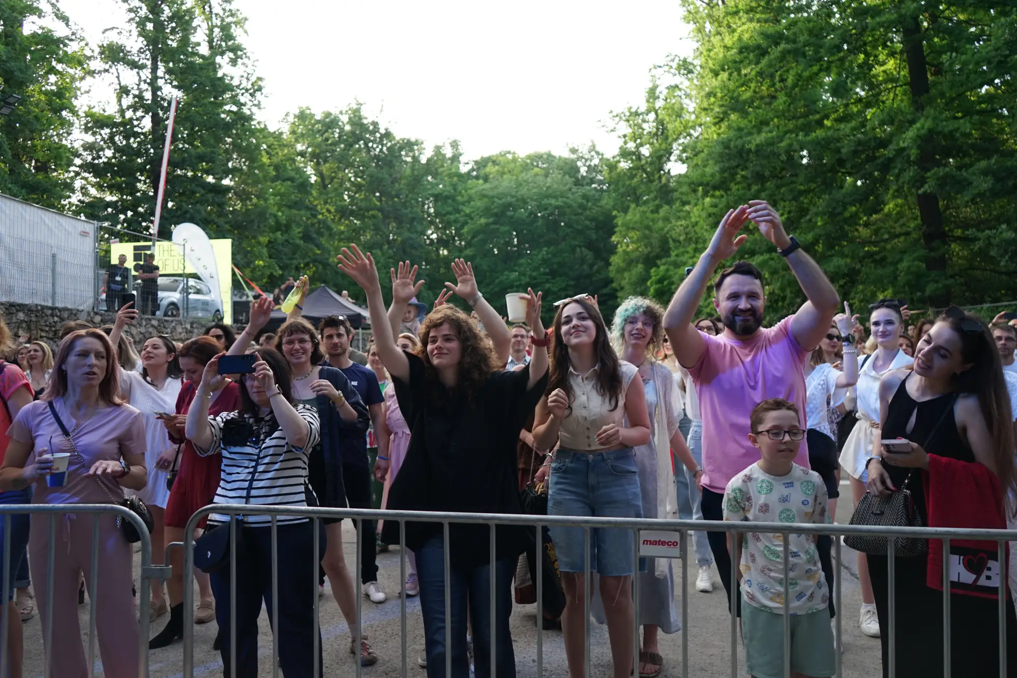 public entuziasmat la concertul caritabil FIVE The Sound of Us Iasi fotografie eveniment outdoor