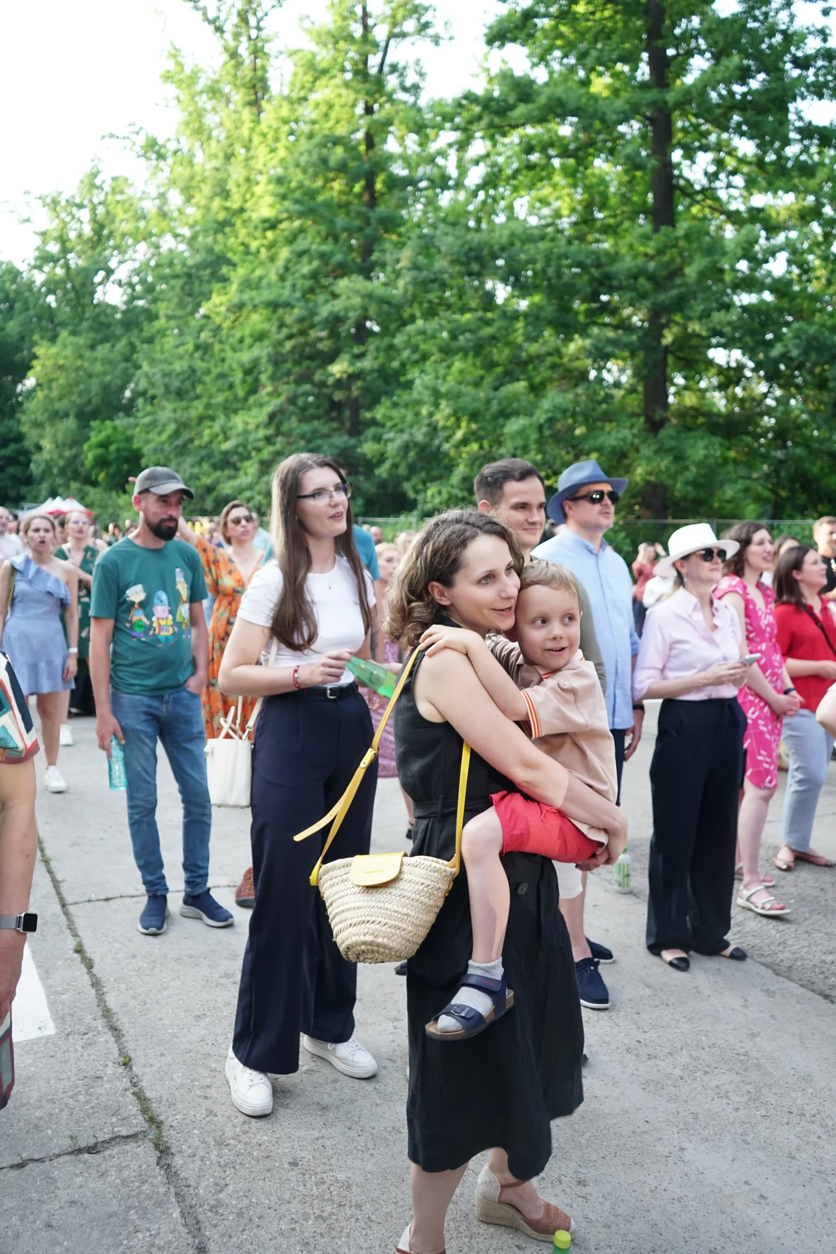 mama si copil in public la FIVE The Sound of Us Iasi fotografie eveniment outdoor